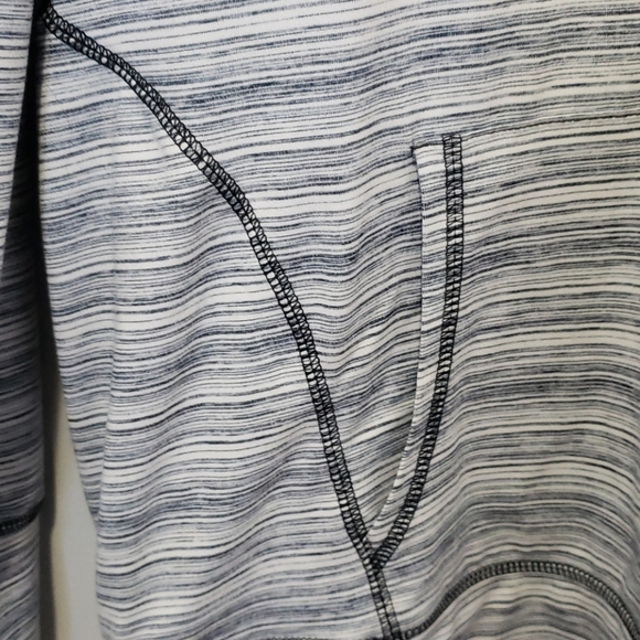 Light weight champion hoodie - Picture 3 of 6